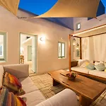 Sleeps8-parking-garden-pool-sunsets-barbeque Vila