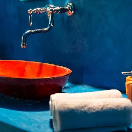 Sleeps8-parking-garden-pool-sunsets-barbeque