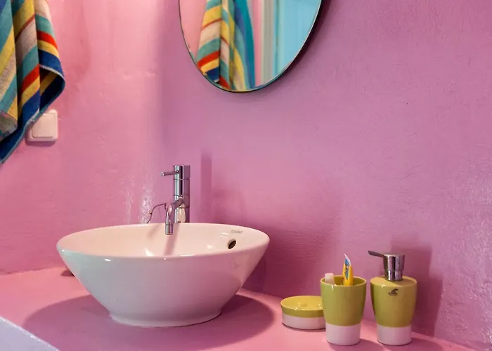 Villa Sleeps8-parking-garden-pool-sunsets-barbeque *