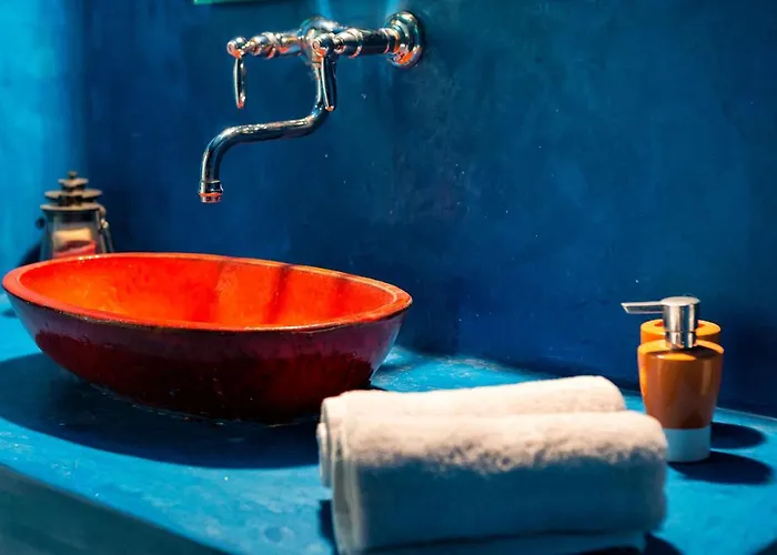 Sleeps8-parking-garden-pool-sunsets-barbeque