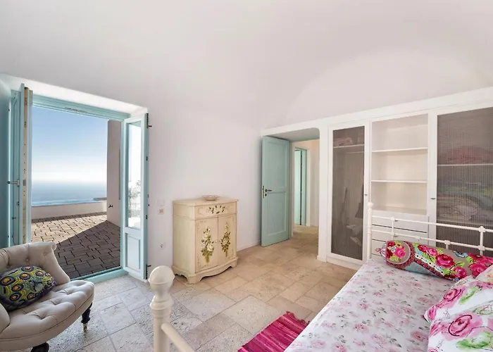 Villa Sleeps8-parking-garden-pool-sunsets-barbeque