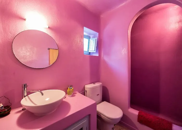 Sleeps8-parking-garden-pool-sunsets-barbeque *