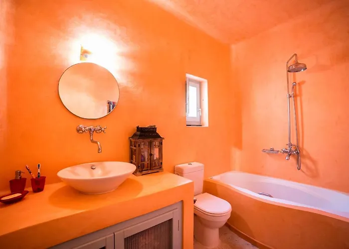 Sleeps8-parking-garden-pool-sunsets-barbeque Villa