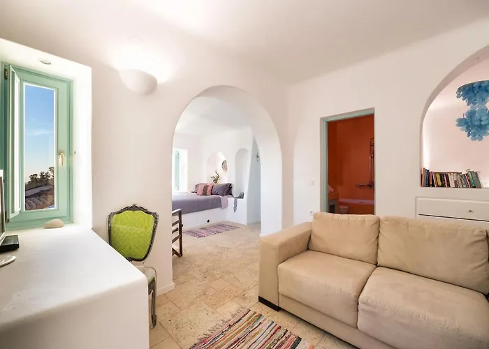 Villa Sleeps8-parking-garden-pool-sunsets-barbeque