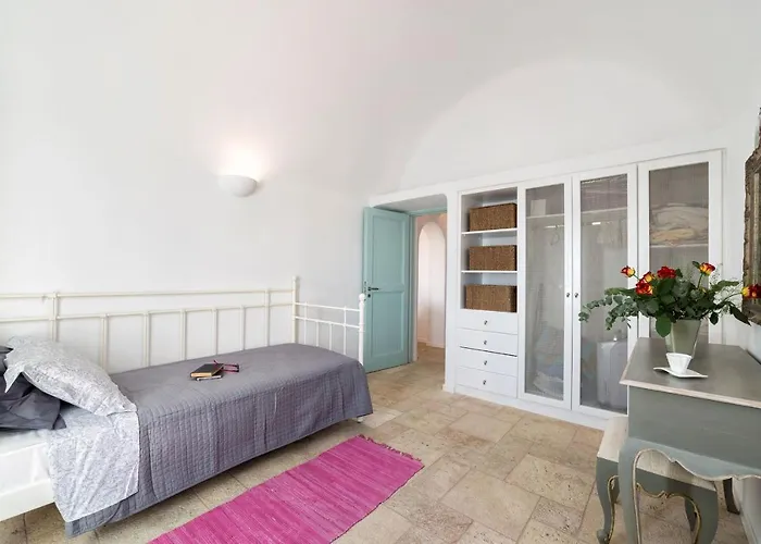 Sleeps8-parking-garden-pool-sunsets-barbeque Villa Emporio (Santorini)