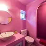 Sleeps8-parking-garden-pool-sunsets-barbeque *